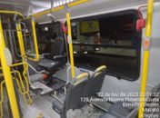 ônibus teve as portas danificadas e vidros quebrados
