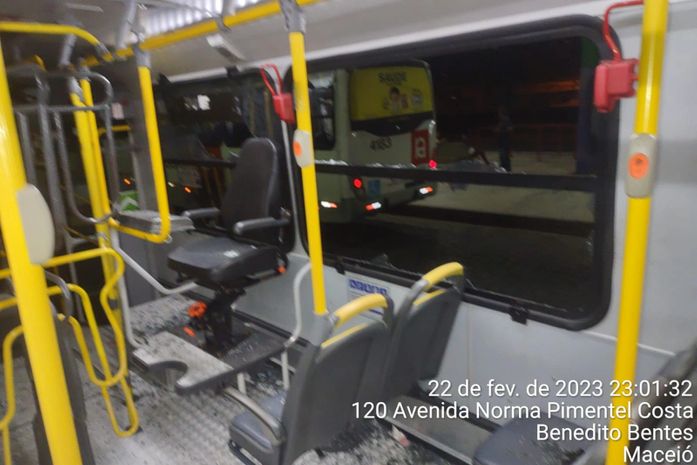 ônibus teve as portas danificadas e vidros quebrados