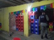 Polícia apreende bebidas adulteradas e prende dono de bar utilizado para prática de prostituição no Agreste