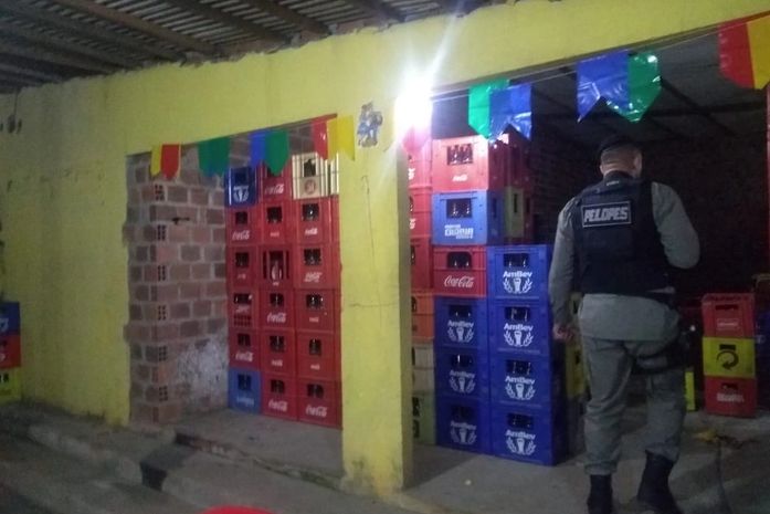 Polícia apreende bebidas adulteradas e prende dono de bar utilizado para prática de prostituição no Agreste