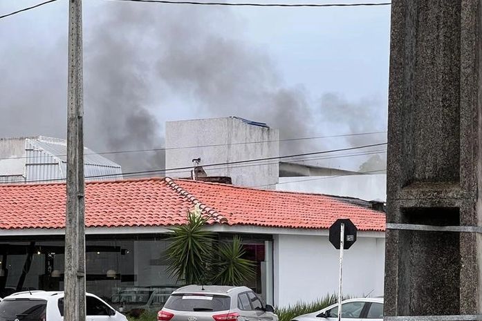 Incêndio atinge clínica de exames após curto circuito na parte alta de Maceió