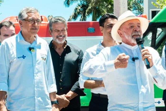 Arthur Lira participa ao lado do presidente Lula de entrega de moradias e ambulâncias em Alagoas