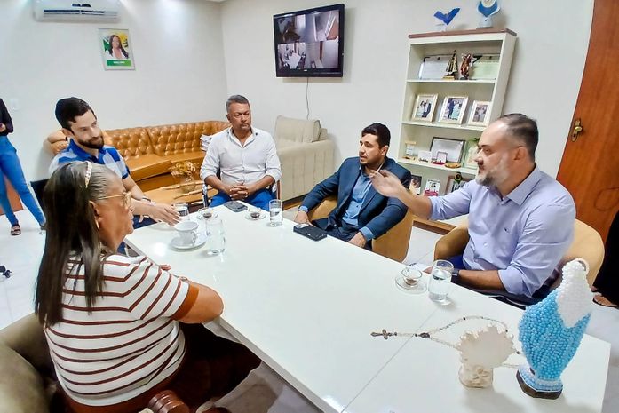 Prefeita Tia Júlia se reúne com representantes do Banco Bradesco em busca de novas parcerias para Palmeira dos Índios