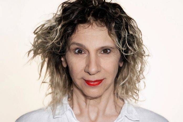 DENISE STOKLOS apresenta a leitura de “UM FAX PARA COLOMBO”