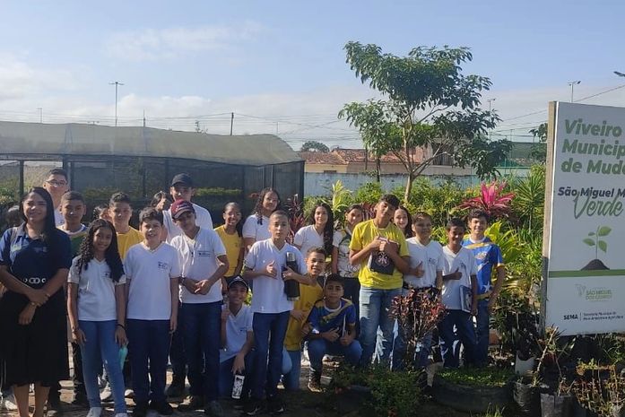 Estudantes visitam o Viveiro de Mudas de São Miguel dos Campos 
