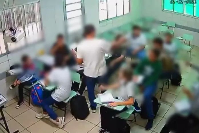 Justiça julga professor de matemática que comparou estudante negro a chimpanzé em Maceió