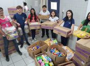 Estudantes doam mantimentos arrecadados durante gincana da Fraternidade
