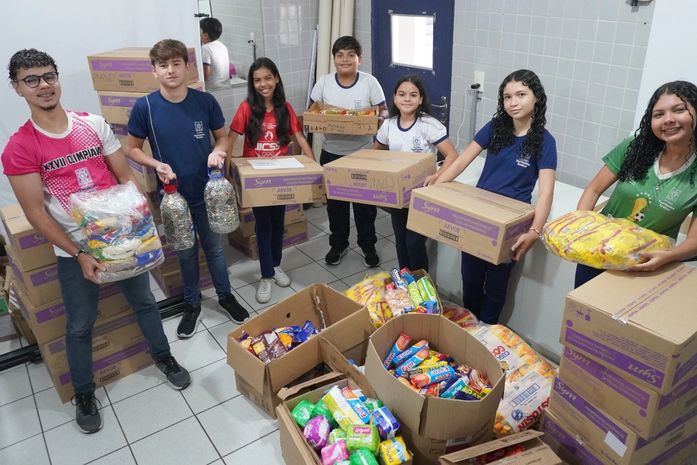 Estudantes doam mantimentos arrecadados durante gincana da Fraternidade