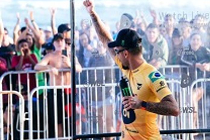 Filipe Toledo é o campeão mundial de surfe de 2022, campeão