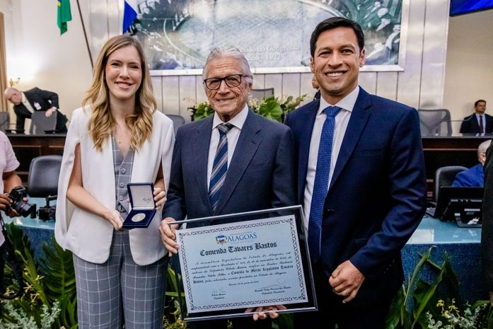 Vice-prefeito prestigia entrega de Comenda Tavares Bastos a Téo Vilela