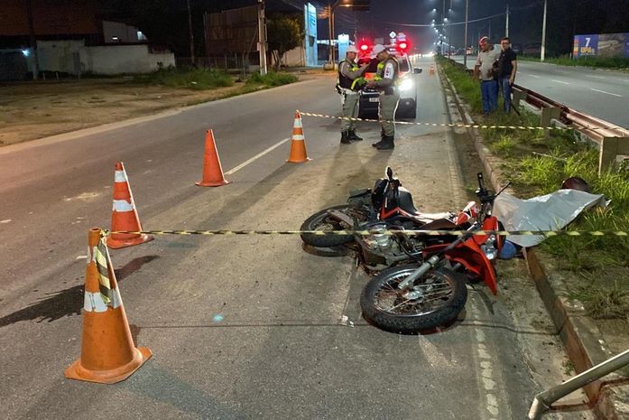 Motociclista morre ao perder controle de moto e colidir contra placa de sinalização 