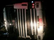 Carreta tombou na BR-101 em São Miguel dos Campos 