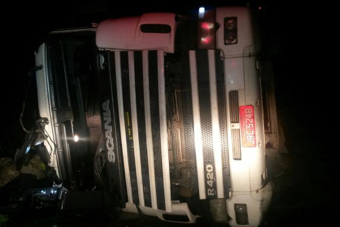 Carreta tombou na BR-101 em São Miguel dos Campos