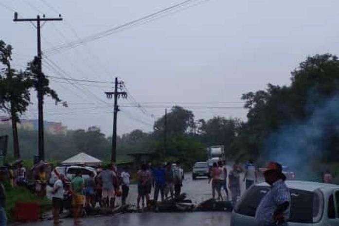 Moradores de Satuba fecham trecho da BR-316 em protesto contra a falta de água