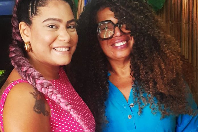 Arísia Barros, essa mulher é uma sumidade! - afirmou a moça, cheia de afetos