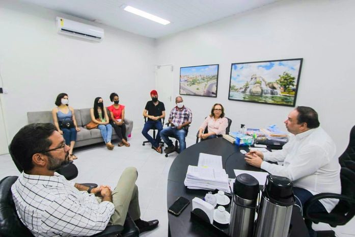 Prefeito Luciano e estudantes definem transporte universitário para Ufal, Ifal e Uneal em Palmeira