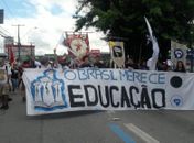 Ato em defesa da educação reuniu centenas de pessoas em Maceió