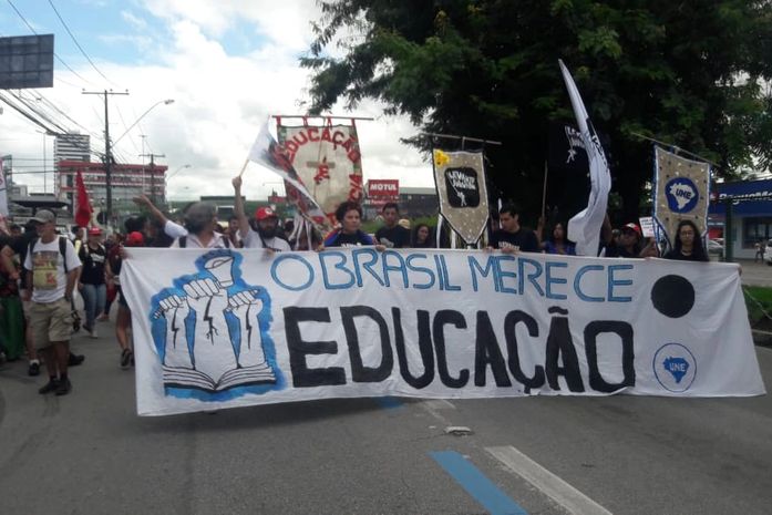 Ato em defesa da educação reuniu centenas de pessoas em Maceió
