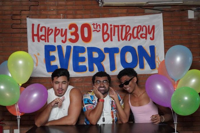 Comediante Everton Lessa faz stand up especial de aniversário neste domingo (7)