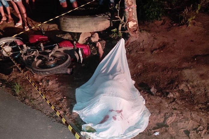 Motociclista morre após perder controle da direção e colidir contra árvore na AL-110