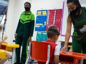 OMS: crianças com 12 anos ou mais devem usar máscaras como adultos