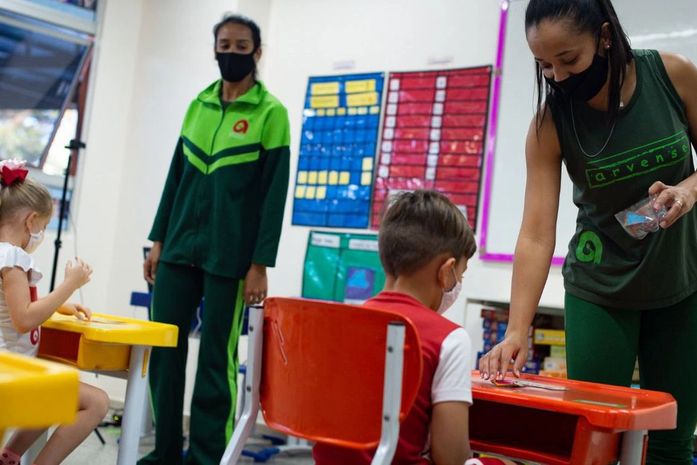 OMS: crianças com 12 anos ou mais devem usar máscaras como adultos