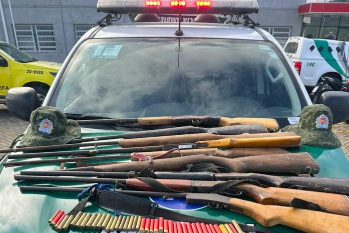 Homem é preso com armas, munições e aves silvestres em cativeiro em São José da Laje