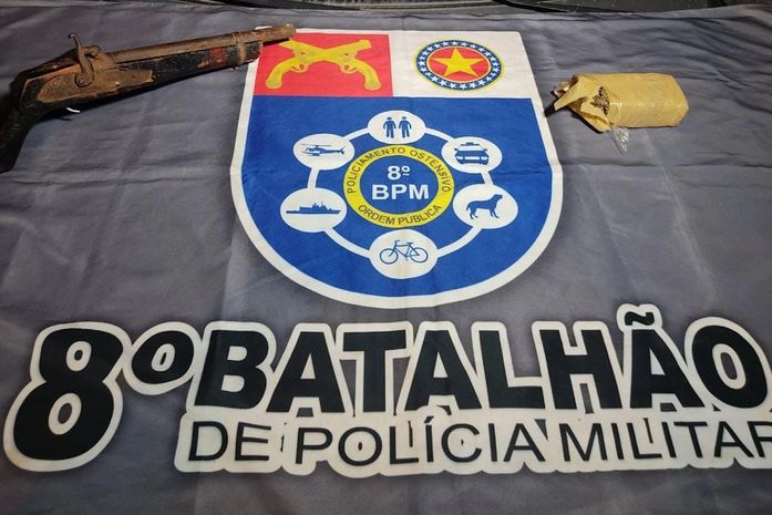 Policiais militares prendem homem após flagrante de tráfico de drogas em bar 
