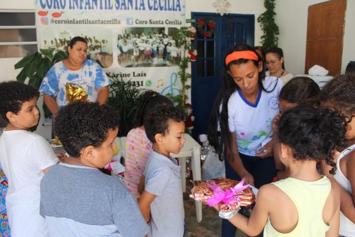 Secretaria de Economia realiza ação de Natal e presenteia crianças do coro infantil Santa Cecília