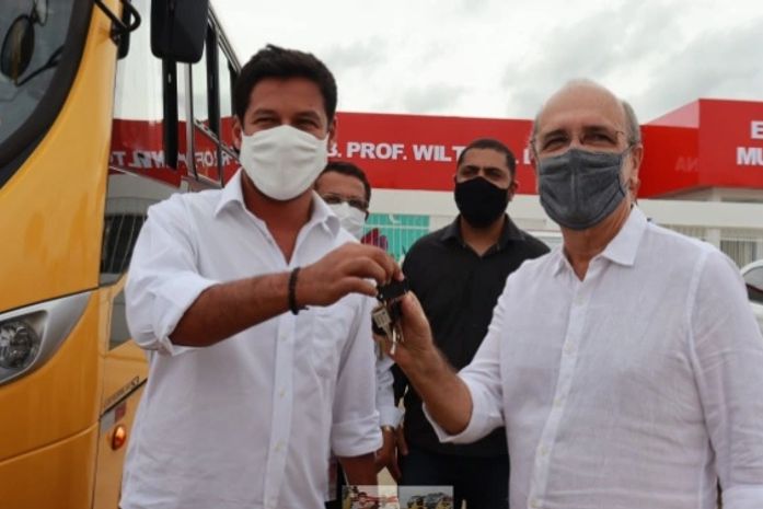 Em Penedo, Rodrigo entrega ônibus e visita creche e hospital que receberam recursos de seu mandato