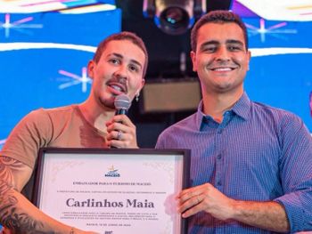 Prefeito JHC entregou título de 'Embaixador para o Turismo de Maceió a Carlinhos Maia