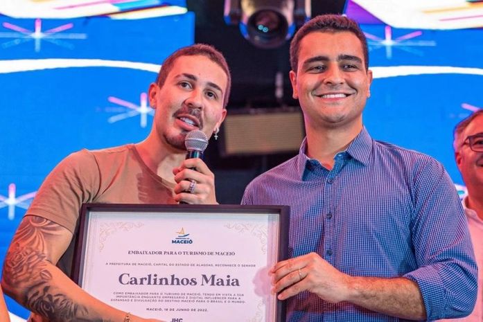 Prefeito JHC entregou título de 'Embaixador para o Turismo de Maceió a Carlinhos Maia