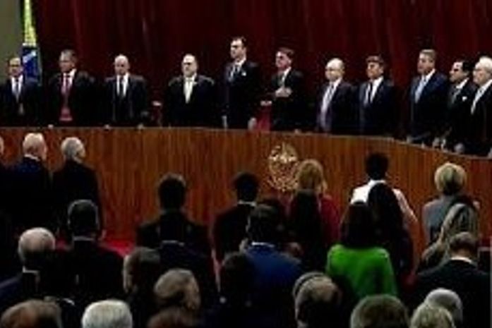 Lula e Bolsonaro se sentam frente à frente em posse de Moraes no TSE