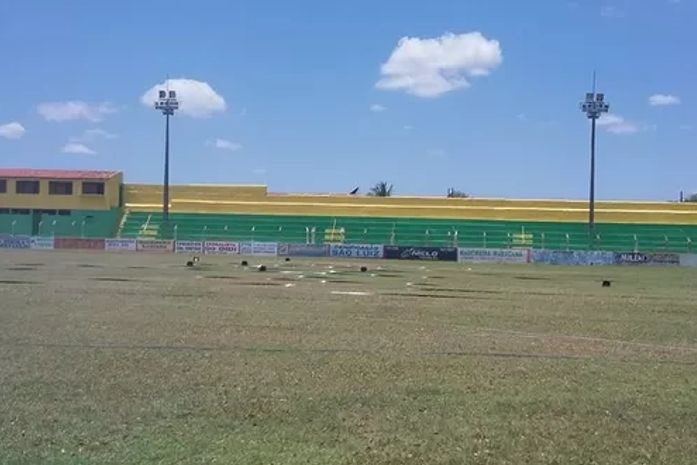 Homem embriagado fratura braço após cair de arquibancada de estádio no Sertão