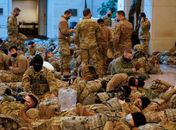 Tropas da Guarda Nacional descansam no Capitólio; Câmara debate impeachment