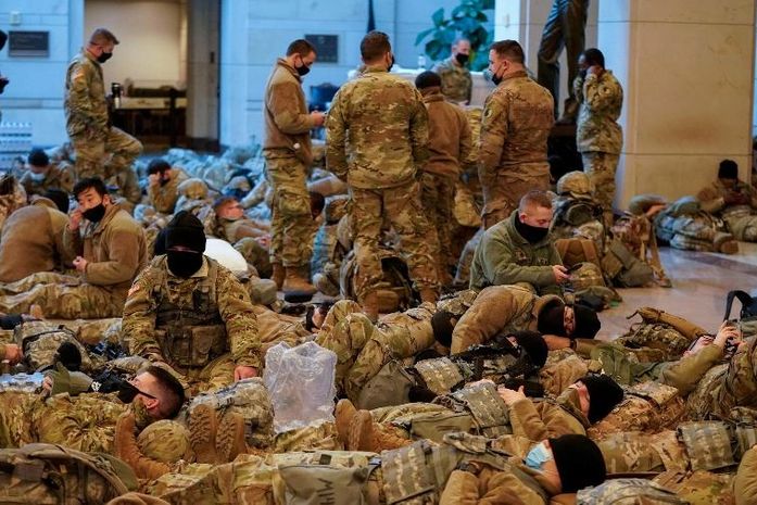 Tropas da Guarda Nacional descansam no Capitólio; Câmara debate impeachment