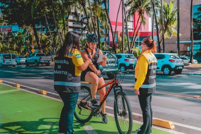 Educação de Trânsito orienta sobre uso correto da Faixa Verde na Ponta Verde