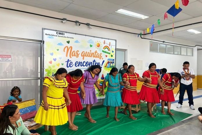 Famílias da etnia Warao levam danças e tradições indígenas para comunidade escolar