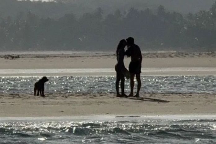 Bruna Marquezine e Shawn Mendes são flagrados aos beijos em São Miguel dos Milagres