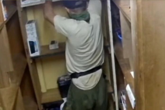 Vídeo: Suspeito de furto quebra parede e invade supermercado na parte baixa de Maceió