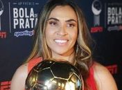 Marta recebe “Bola de Ouro”, homenagens e brinca com acesso do CSA