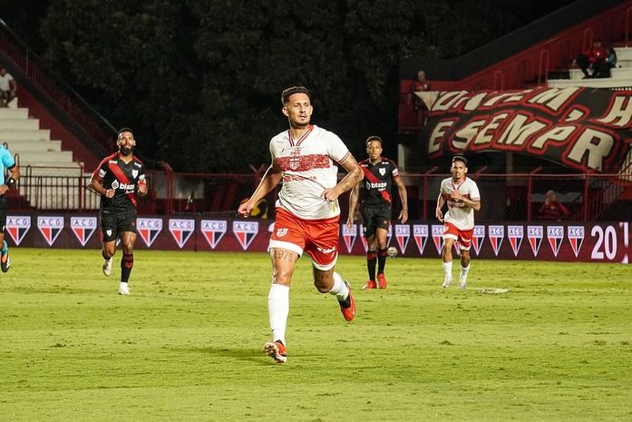 De virada, CRB perde para o Atlético-GO e perde posição na Série B

