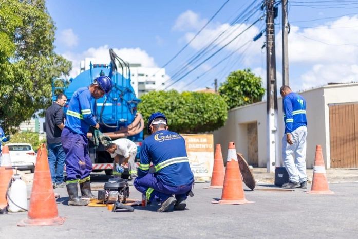 Empreendimentos são autuados após fiscalização flagrar desvio de esgoto para o mar da Pajuçara