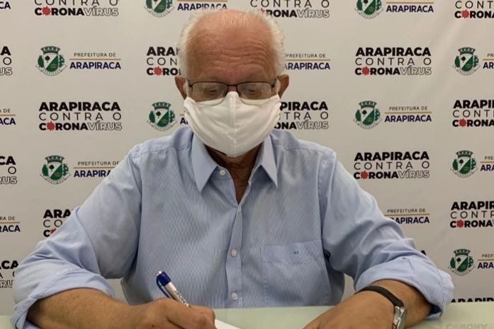 Rogério Teófilo assina decreto de contingenciamento de gastos durante pandemia