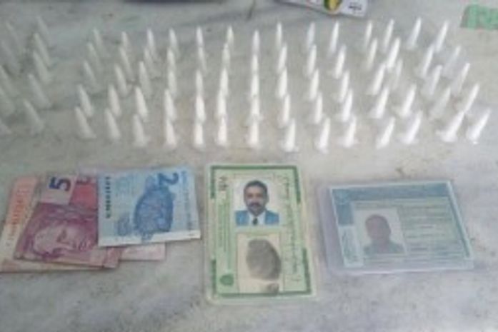 Após liberar suspeito, polícia encontra mochila com 174 pinos de cocaína em Delmiro Gouveia