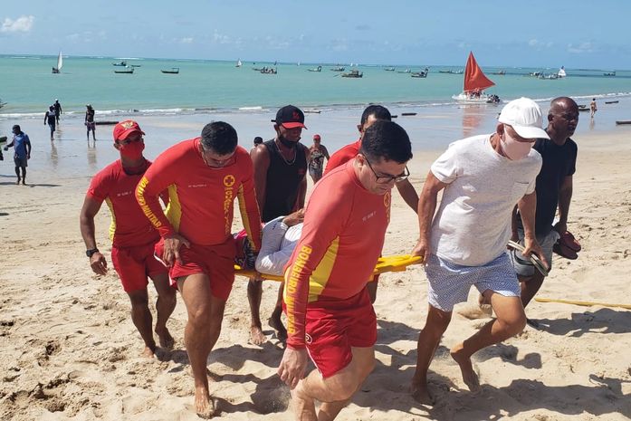 Idoso sofre mal súbito e é socorrido por bombeiros na orla da Pajuçara