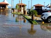 Maré avança novamente e invade Orla da Barra Nova; veja imagens