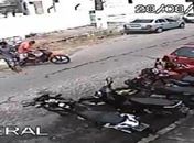 Câmeras de segurança mostram dupla de assaltantes furtando moto em Maceió
