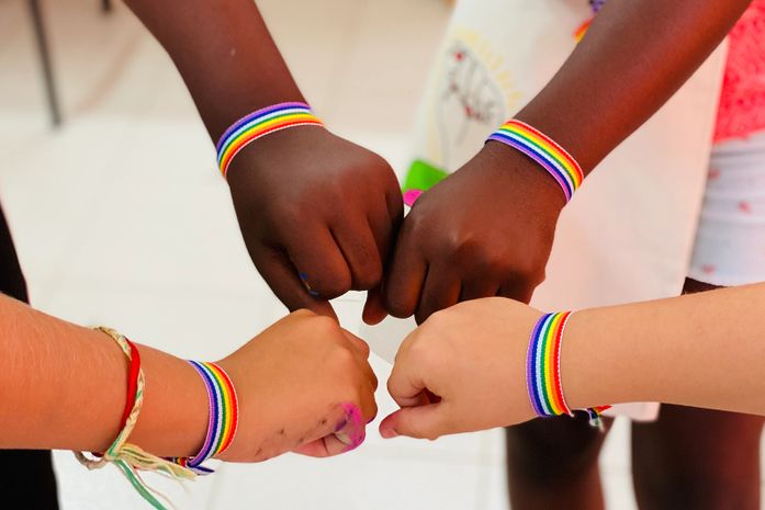 Entre o preconceito e a resistência: o que estudantes LGBTQIAPN+ enfrentam nas escolas alagoanas