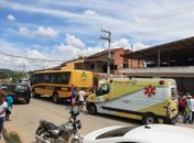 Criança cai de ônibus e é atropelada